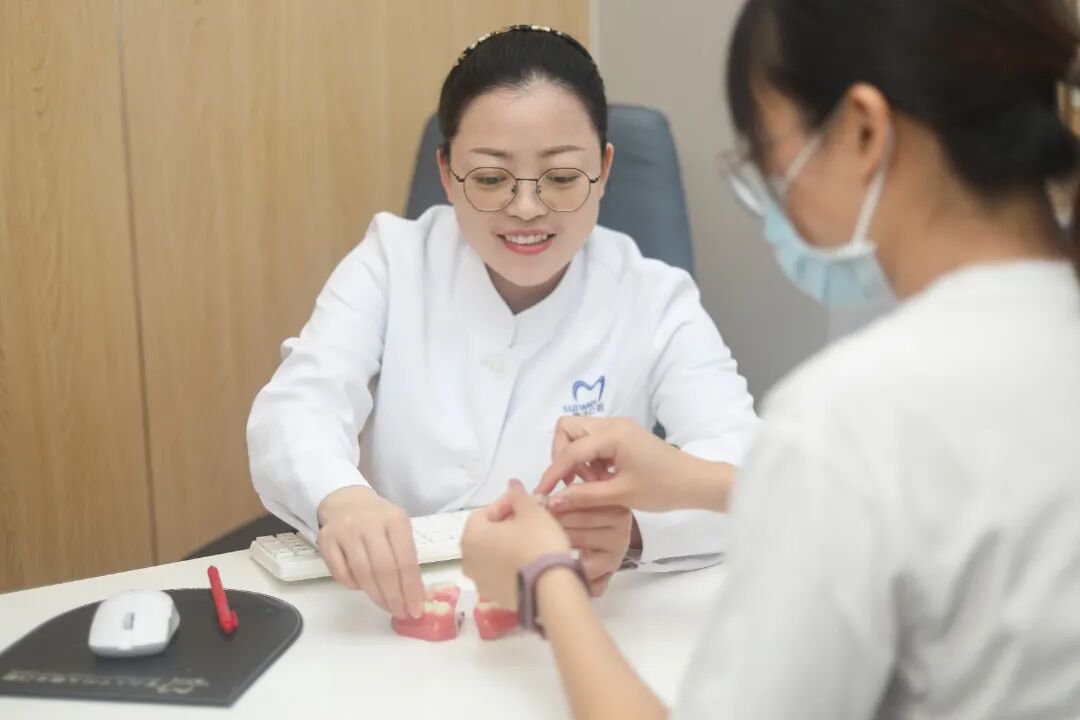 余医生与顾客交流 (1).JPG