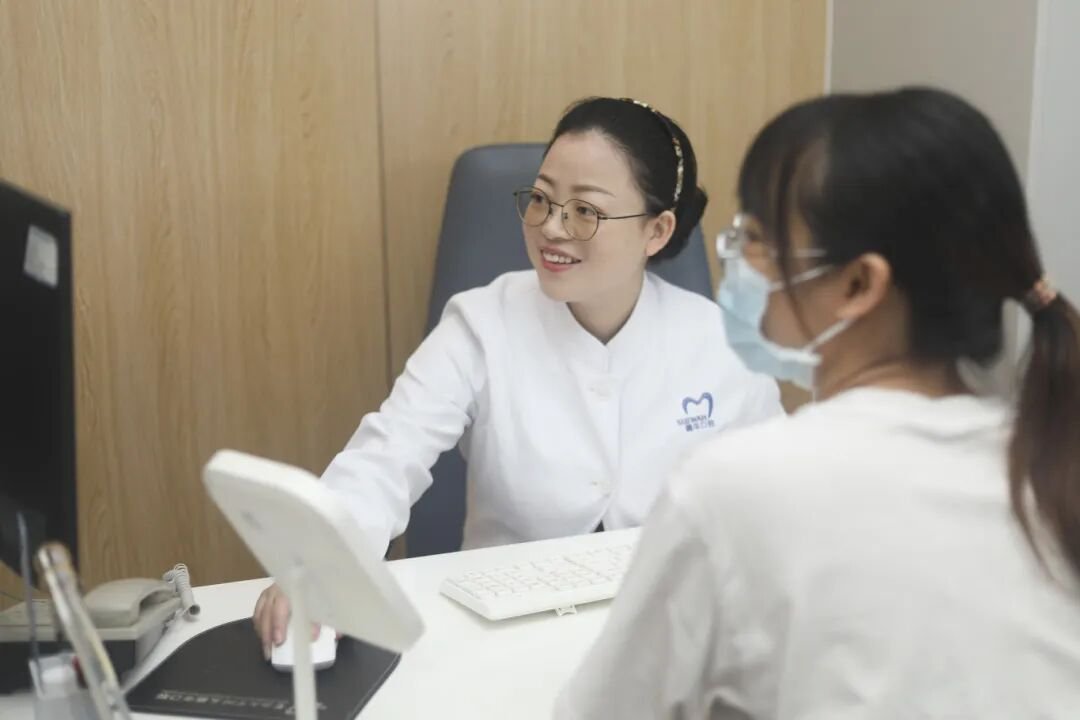 余医生与顾客交流 (2).JPG